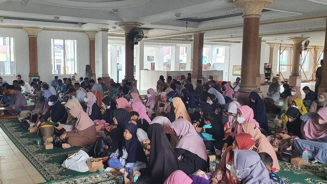 Alumni Gontor doa bersama untuk Albar Mahdi dan 2 pelaku di Ponpes Al Hikam, Depok.  Foto: Dok. Istimewa