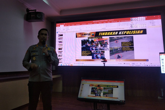 Kapolrestabes Semarang Kombes Pol Irwan Anwar saat memaparkan kronologi pembunuhan atau timeline perjalanan Iwan Budi sebelum ditemukan tewas, Semarang, Senin (19/9/2022). Foto: Intan Alliva Khansa/kumparan