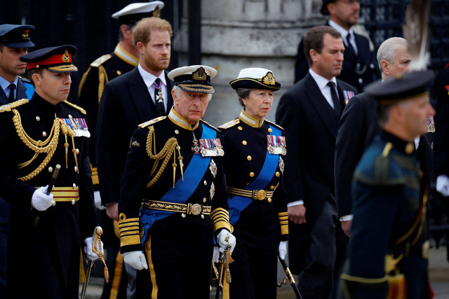 Raja Charles III, Putri Anne, Pangeran Harry dan Pangeran William berjalan saat upacara pemakaman kenegaraan Ratu Elizabeth II digelar di gereja bersejarah Westminster Abbey, London, Inggris pada Senin (19/9).
 Foto: Sarah Meyssonnier/Pool/REUTERS