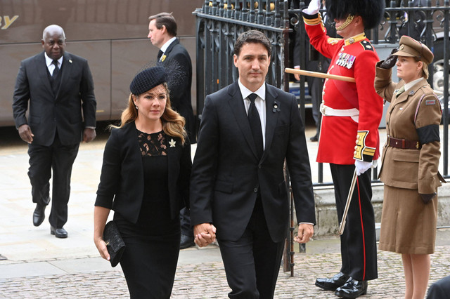 Perdana Menteri Kanada Justin Trudeau menghadiri upacara pemakaman kenegaraan Ratu Elizabeth II digelar di gereja bersejarah Westminster Abbey, London, Inggris pada Senin (19/9). Foto: Geoff Pugh/Pool/REUTERS