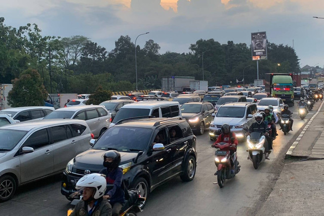 Kemacetan  imbas U-Turn ditutup di Jalan Alternatif Cibubur, Cileungsi, Bogor, Senin (19/9/2022). Foto: Rinjani Meisa/kumparan