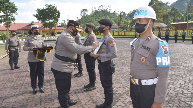 Upacara pemberhentian 3 anggota Polres Morowali Utara yang bertempat di lapangan apel Polres Morowali Utara. Foto: Istimewa