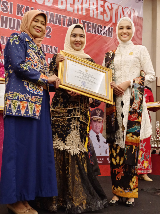 Minta Irwati (tengah) saat menerima penghargaan apresiasi Bunda PAUD Tingkat Nasional Tahun 2021. Foto: IST