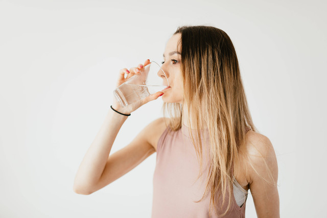 Minum air hangat akan memberikan sejumlah dampak positif bagi kesehatan tubuh. Foto: Pexels.com