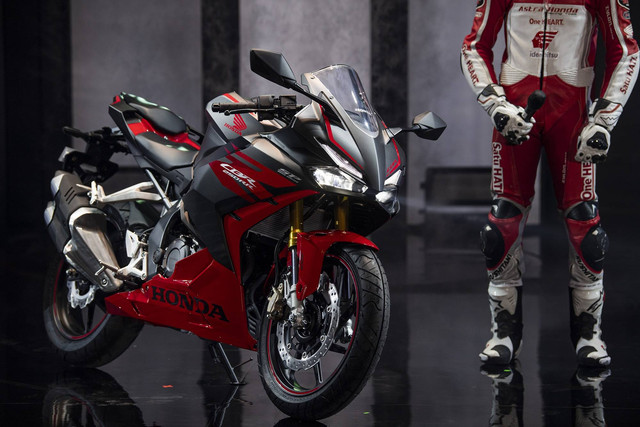 Pembalap Astra Honda Racing Team Andi Gilang berdiri di samping New CBR250RR saat peluncuran motor tersebut di Plant AHM Karawang, Jawa Barat, Senin (19/9/2022).  Foto: Sigid Kurniawan/Antara Foto