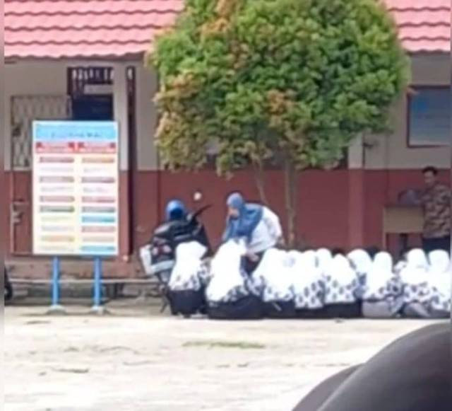 Tamgkapan layar video Kepala Sekolah yang viral di media sosial. 