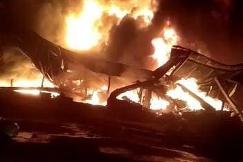 Gudang plastik di Tangerang terbakar akibat tersambar petir, Senin (19/9/2022). Foto: Dok. Istimewa