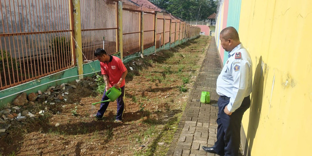 http://lapasbatang.kemenkumham.go.id/berita-utama/kepala-lapas-batang-kanwil-kemenkumham-jateng-aplikasikan-langsung-pupuk-cair-buatan-sendiri