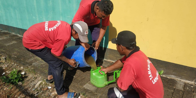 http://lapasbatang.kemenkumham.go.id/berita-utama/kepala-lapas-batang-kanwil-kemenkumham-jateng-aplikasikan-langsung-pupuk-cair-buatan-sendiri