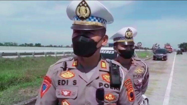 Kasatlantas Polres Brebes AKP Edi Sukamto saat olah tempat kejadian perkara (TKP) kecelakaan beruntun di ruas Tol Pejagan-Pemalang, Senin (19/9/2022).