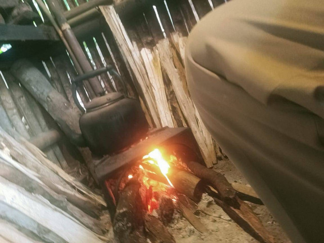 Foto Dokumen Pribadi: Memasak air di Hawu (Tungku Kayu Bakar)