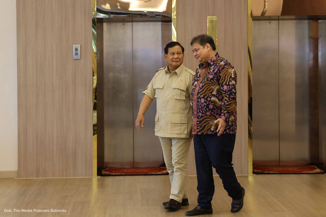 Menteri Pertahanan Republik Indonesia Prabowo Subianto menemui Menteri Koordinator Bidang Perekonomian Airlangga Hartarto di kantor Kemenko Perekonomian, Jakarta, Senin (19/9). Foto: Dok. Tim Media Prabowo Subianto