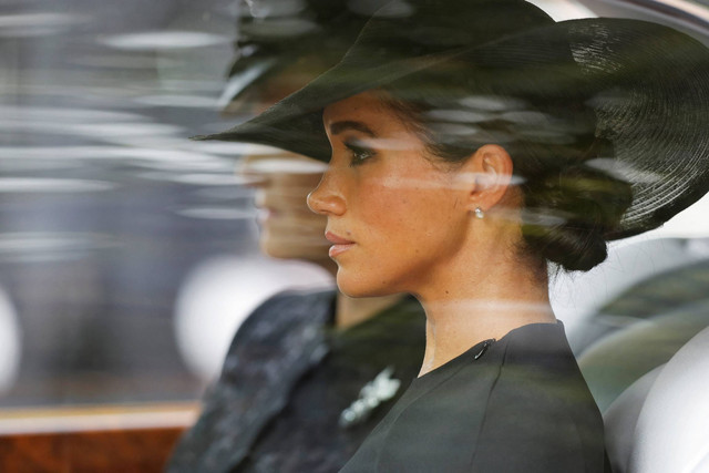 Meghan Markle mengikuti peti mati Ratu Elizabeth II, saat mereka meninggalkan Westminster Abbey di London, Senin (19/9/2022). Foto: Tom Jenkins/POOL/AFP