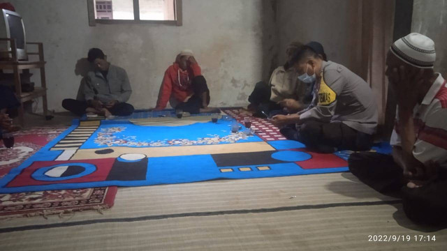 Anggota Polsubsektor Ulu Belu Polsek Pulau Panggung Polres Tanggamus, Bripka M Manurung saat sambang duka ke rumah korban kecelakaan di Tol Cipali. | Foto: Polres Tanggamus