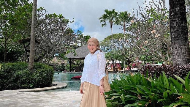 Potret OOTD hijab nude ala Kesha Ratuliu. Foto: Instagram.com/kesharatuliu05