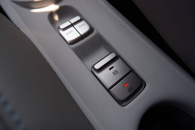 Tuas power window, rem parkir elektrik, dan Auto Hold pada konsol tengah mobil listrik Wuling Air ev. Foto: Aditya Pratama Niagara/kumparan