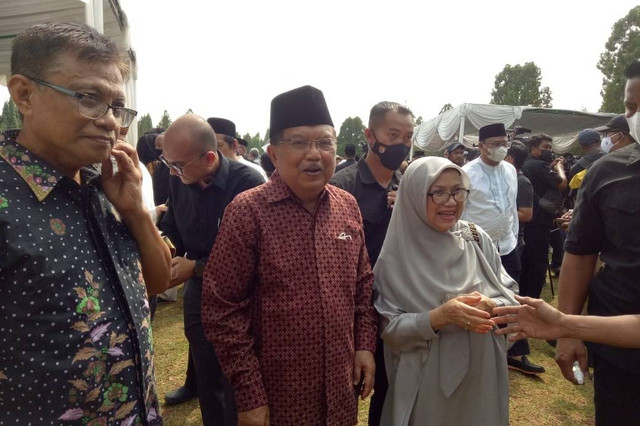 Mantan Wakil Presiden Jusuf Kalla dan Mufidah Jusuf Kalla di pemakaman Azyumardi Azra di TMP Kalibata, Jakarta Selatan, Selasa (20/9). Foto: Ananta Musa/kumparan
