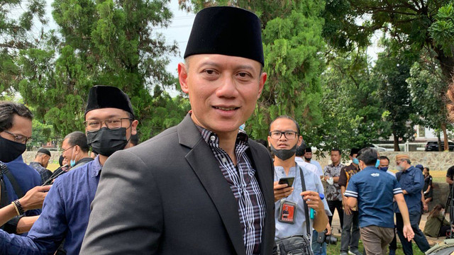 Ketua Umum Demokrat Agus Harimurti Yudhoyono (AHY) hadiri pemakaman Ketua Dewan Pers Azyumardi Azra di TMP Kalibata, Jakarta, Selasa (20/9/2022). Foto: Luthfi Humam/kumparan