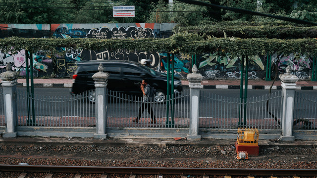 Tarif Parkir Stasiun Lempuyangan , Foto/Unsplash/Yoyo Hins