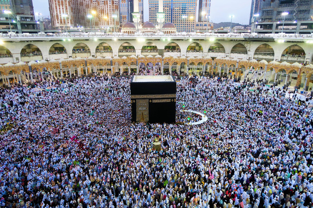 Ilustrasi Berikut yang dimaksud kiblat adalah arah Ka'bah untuk melaksanakan sholat, sumber foto: (Ekrem Osmonanoglu) by unsplash.com