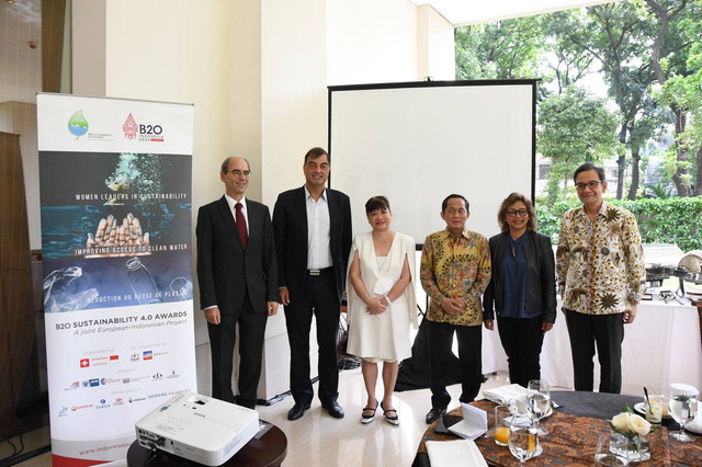 Chairwoman B20, Shinta W Kamdani (Baju putih) di antara penyelenggara ajang B20 Sustainability 4.0 Awards. Foto: Dok. Kadin