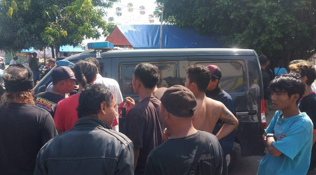 Mobil polisi mengamankan pria yang dikeroyok massa setelah kedapatan mencuri telepon genggam di Pasar Malam Sekaten, Solo, Selasa (20/09/2022). FOTO: Agung Santoso