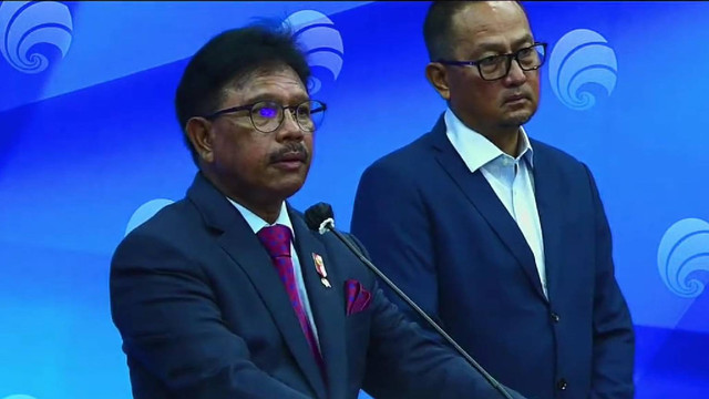 Menkominfo, Johnny G. Plate, dan Dirjen Aptika Kominfo, Semuel A. Pangerapan. Foto: Kominfo via Kemkominfo TV/YouTube