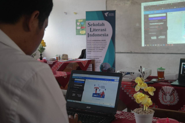 Sebanyak 10 peserta dari beberapa sekolah mitra dampingan SLI Dompet Dhuafa Jogja. Terlaksana pelatihan desain poster dan twibbon menggunakan aplikasi desain grafis online yakni canva di SD Negeri Gunungsari, Gunungkidul (14/09/2022). Kegiatan pelatihan ini secara antusias guru-guru sekolah mitra SLI yang ada di Gunungkidul ikuti.