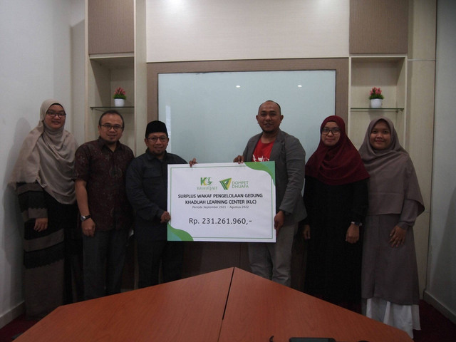 Surplus tersebut secara simbolis diserahkan oleh Asep Hendriana selaku Ketua Yayasan Pendidikan Umar Usman yang menjadi mitra pengelola kepada Dompet Dhuafa sebagai Nazhir aset wakaf produktif KLC yang diwakili oleh Direktur Pemberdayaan Ekonomi Dompet Dhuafa, Ahmad Shonhaji di gedung KLC, Kota Tangerang Selatan, Banten. (Kamis, 15/09/2022)