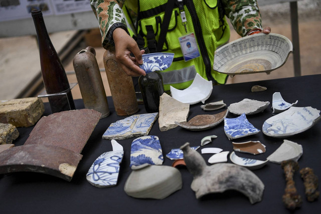 Petugas menunjukkan artefak yang ditemukan di proyek pembangunan jalur MRT Jakarta fase 2 CP-203 di kawasan Glodok, Jakarta Barat, Selasa (20/9/2022). Foto: M Risyal Hidayat/ANTARA FOTO