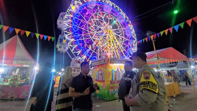 Polisi menyosialisasikan pentingnya menjaga keamanan kepada pengunjung Pasar Malam Sekaten Keraton Solo, Selasa (20/09/2022). FOTO: Agung Santoso