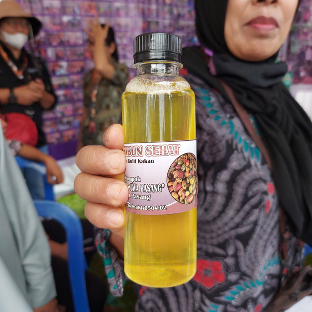 Sabun cuci piring dari kulit kakao karya kelompok ibu-ibu di Desa Pasang, Kabupaten Enrekang. Foto: Azalia Amadea/kumparan