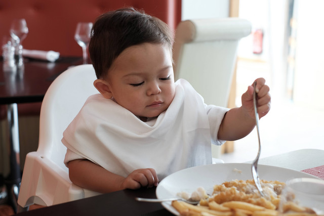 Ilustrasi bayi makan ikan tuna. Foto: Love_Sequence/Shutterstock