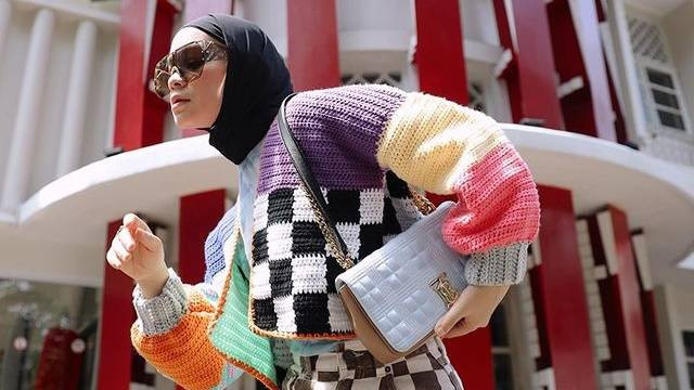Ilustrasi style outfit dengan outer colorful. Foto: Instagram.com/tantrinamirah
