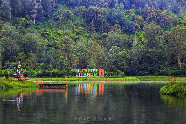 Foto 1. Tugu 0 Kilometer Citarum di Waduk Cisanti (Pradirwan / pradirwancell.blogspot.com)