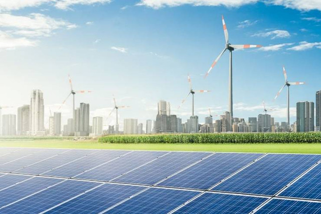 Ilustrasi. Energi terbarukan berupa PLTS dan PLTB. Sumber: Getty Images | Marcus Millo.