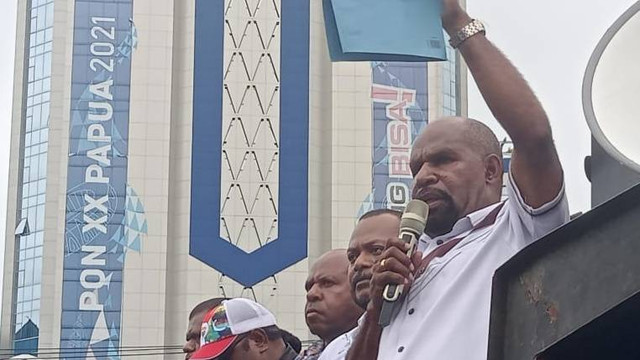 Ketua Harian PB PON XX Papua, Yunus Wonda yang juga Wakil Ketua I DPR Papua saat menemui massa "Save Lukas Enembe" di Taman Imbi Kota Jayapura. (BumiPapua.com/Katharina)