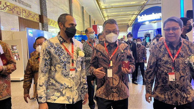 Menteri ESDM Arifin Tasrif (tengah) berkeliling di pameran 46th IPA Convention and Exhibition 2022 ditemani Ketua IPA Irtiza Sayyed (kiri) di JCC, Jakarta, Rabu (21/9/2022). Foto: Fariza Rizky Ananda/kumparan