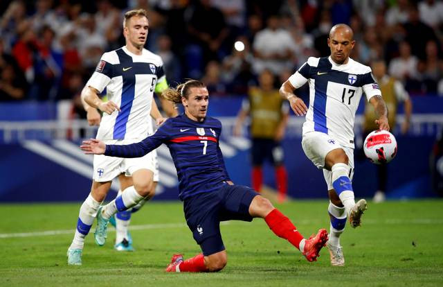 Pemain Prancis Antoine Griezmann duel dengan pemain Finlandi Nikolai Alho saat Kualifikasi Piala Dunia antara Prancis vs Finlandia di Stadion Groupama, Lyon, Prancis. Foto: Stephane Mahe/Reuters