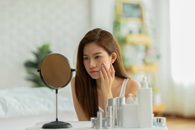 Ilustrasi wajah yang kusam akibat flek hitam. Foto: Shutterstock
