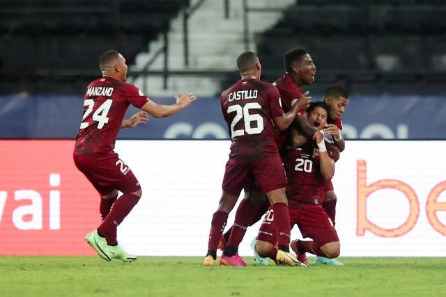 Selebrasi pemain Venezuela usai mencetak gol ke gawang Ekuador pertandingan lanjuta Copa America 2021 di Estadio Nilton Santos, Rio de Janeiro, Brasil. Foto: Sergio Moraes/REUTERS