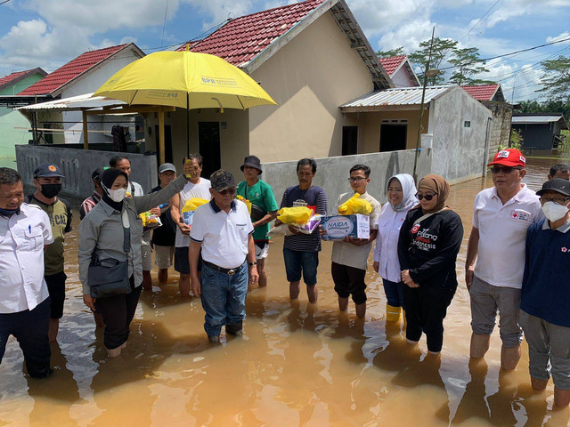 Ketua PMI Kotawaringin Barat Nurhidayah Salurkan Sembako untuk Korban Banjir di Kelurahan Mendawai. Joko Hardyono/InfoPBUN