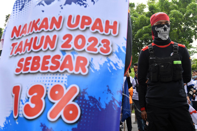 Buruh berunjuk rasa di depan Balai Kota DKI Jakarta, Jakarta, Rabu (21/9). Foto: Aditya Pradana Putra/ANTARA FOTO