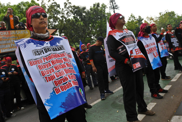 Sejumlah buruh berunjuk rasa di depan Balai Kota DKI Jakarta, Jakarta, Rabu (21/9).  Foto: Aditya Pradana Putra/ANTARA FOTO