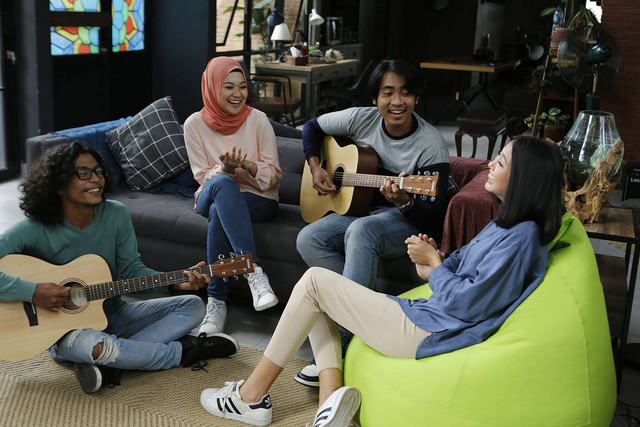 Ilustrasi bermain gitar dengan gitar akustik. Foto: dok. Yamaha Music