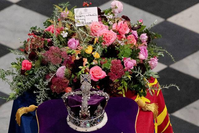 Catatan di atas peti mati Ratu Elizabeth II di Westminster Abbey di London, Inggris, pada 19 September 2022.  Foto: Mark Large-WPA Pool/Getty Images