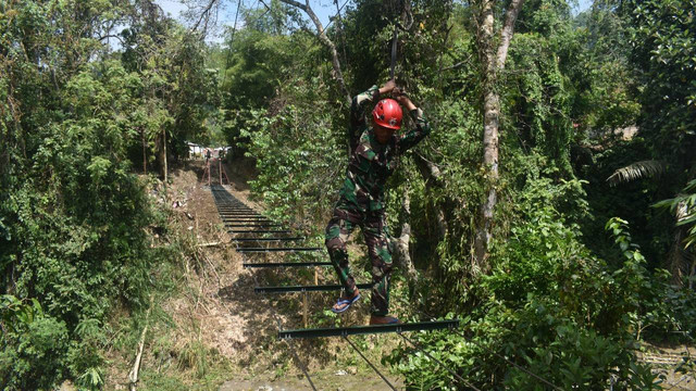 TNI bangun jembatan penghubung 2 Desa di Poso. Foto: Istimewa