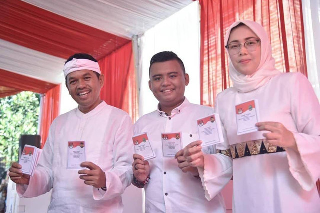 Dedi Mulyadi, Anne Ratna Mustika dan anak mereka Maula Akbar (tengah). Foto: Instagram/@dedimulyadi71