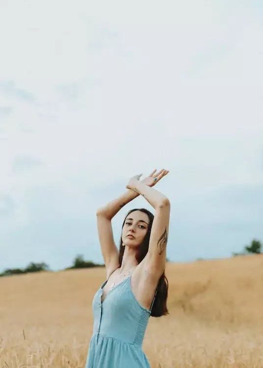 https://www.pexels.com/photo/woman-posing-on-a-field-holding-her-arms-raised-13292768/
