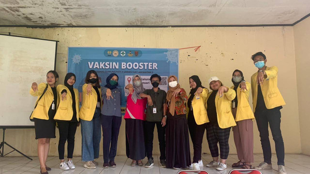 Mahasiswa UNNES Giat 2 bersama Ibu Lurah dan Tenaga Medis.